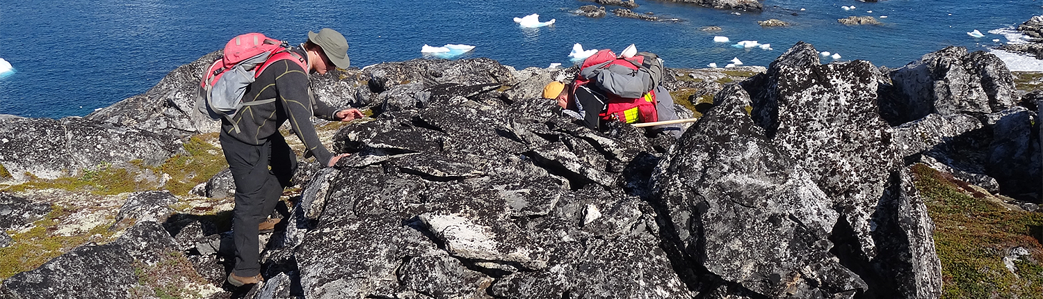 Two people inspecting rocks (Researcj Projects financed by Geocenter Denmark)